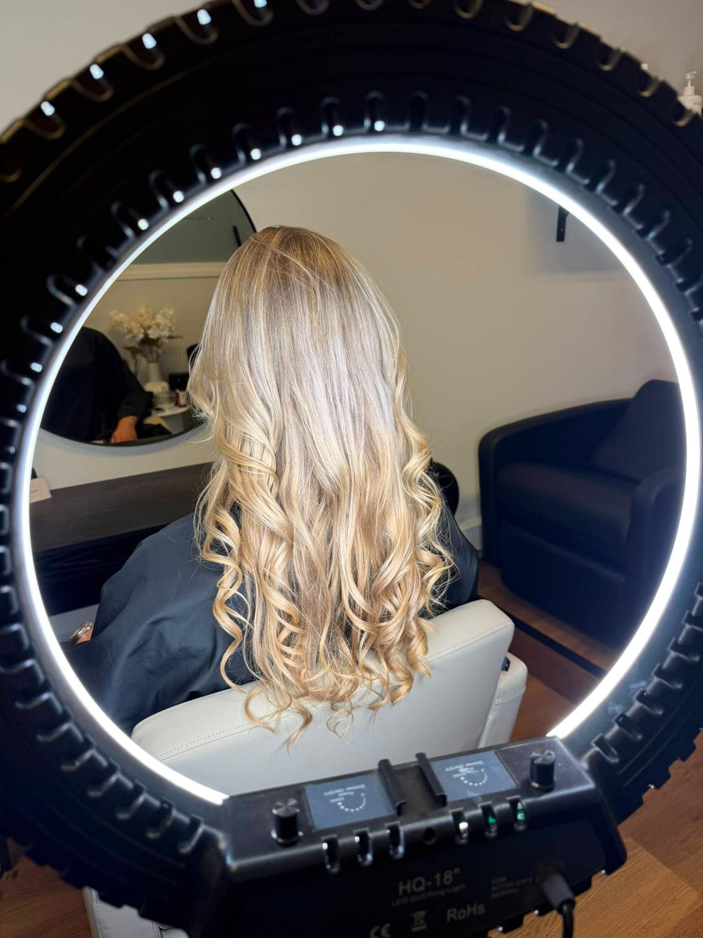 Blonde balayage met losse krullen, gestyled bij Younique Salon in Maarssen